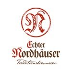 Das Logo von Echter Nordhäuser zeigt ein stilisiertes 'N' in roter Schrift, umgeben von eleganten Verzierungen.
