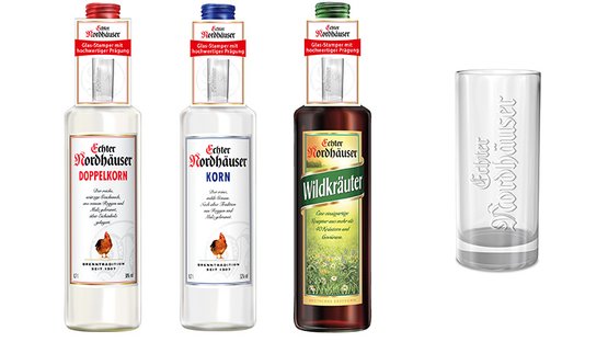 Drei Flaschen Nordhäuser Spirituosen stehen nebeneinander, jede mit einzigartigem Etikett und farbigen Kappen.