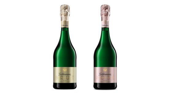 Geldermann: Die Flasche links zeigt einen goldenen Etikett mit der Aufschrift 'Brut', während die rechte Flasche ein rosafarbenes Etikett hat.