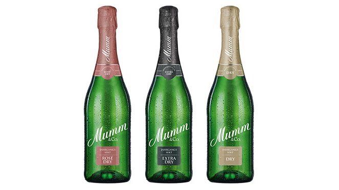 Die Flaschen von Mumm Sekt zeigen eine elegante Präsentation, mit Rosé, Extra Dry und Dry Varianten in grünen Glasflaschen.
