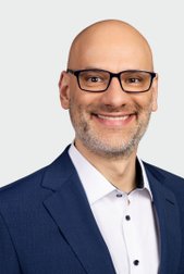 Markus Jauch: In a blue suit and with a broad smile, the man who has a positive charisma presents himself.