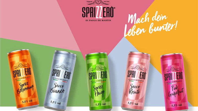 Fünf bunte Dosen von Sprizzero stehen auf einem farbenfrohen Hintergrund, jede mit einem einzigartigen Geschmacksnamen.