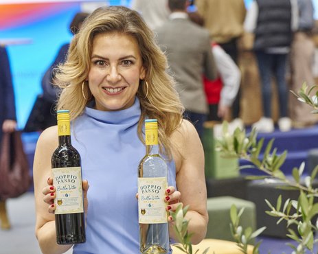 Silvia Wiesner hält zwei Flaschen Doppio Passo Bella Vita in die Kamera