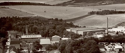 Luftaufnahme einer ländlichen Industrieanlage mit grünen Feldern