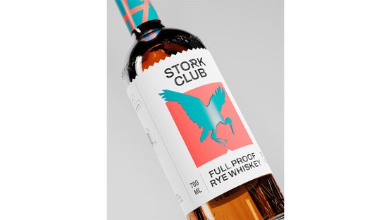 Eine Flasche Stork Club Whiskey mit einem auffälligen Design, das einen stilisierten Storch auf einem leuchtend roten Hintergrund zeigt.