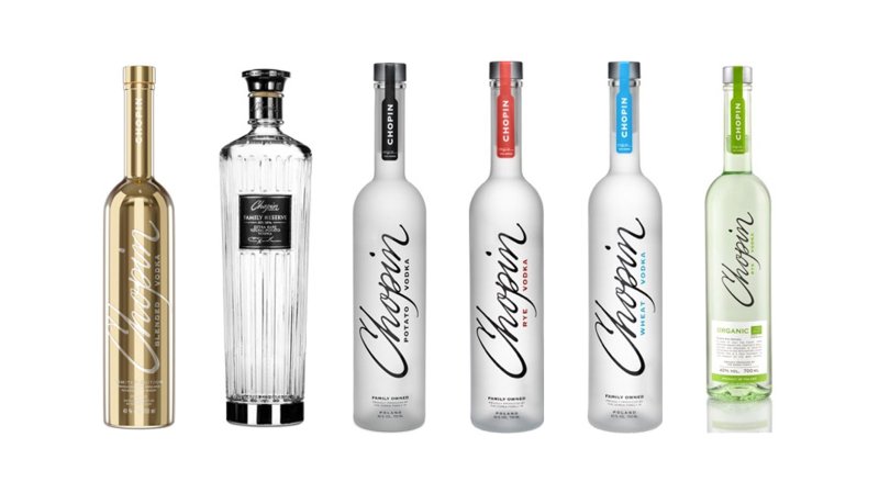 Sechs Flaschen Chopin Wodka in verschiedenen Designs stehen nebeneinander, jede mit einzigartiger Etikettierung und Farbe.