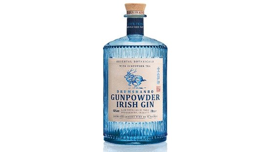 Eine elegante Flasche, die Drumshanbo Gunpowder Irish Gin enthält, steht auf einem weißen Hintergrund.