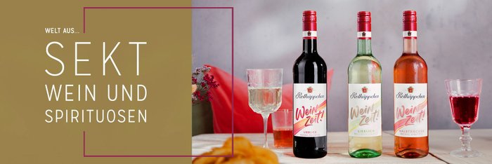 Drei Flaschen Rotkäppchen Wein in verschiedenen Farben stehen auf einem Tisch, umgeben von einem Glas und Snacks, mit einem eleganten Hintergrund.