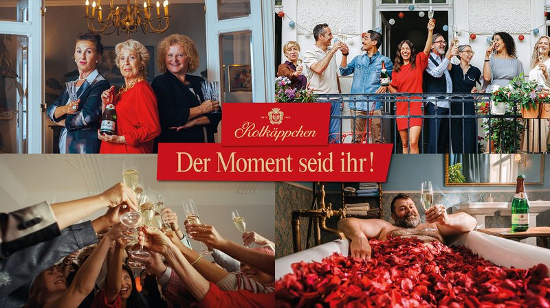Drei Frauen posieren mit Sektgläsern und einer Flasche Sekt in einem eleganten Raum, umgeben von festlicher Dekoration.