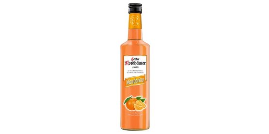 Eine Flasche Nordhäuser Mandarinenlikör steht auf einem weißen Hintergrund, leuchtend orange mit einem frischen Mandarinenmotiv.