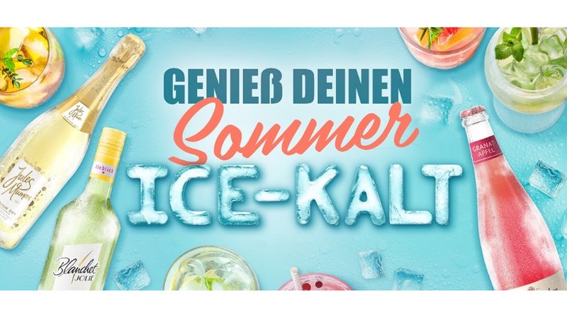 Bunte Sommergetränke in Gläsern mit Eiswürfeln, umgeben von frischen Zutaten und einem einladenden blauen Hintergrund.