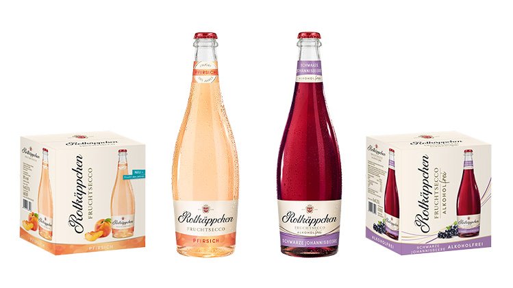 Zwei Flaschen Rotkäppchen Fruchtsecco stehen zwischen zwei Verpackungen, eine mit Pfirsichgeschmack und die andere mit schwarzer Johannisbeere.