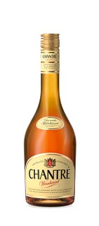 Eine elegante Flasche Chantré Weinbrand mit goldener Flüssigkeit und einem klassischen Etikett, die im Licht glänzt.