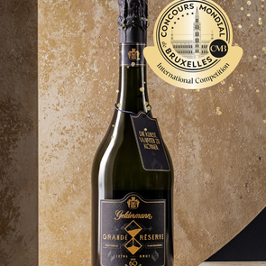 Flasche Geldermann Grande Réserve Sekt vor goldener Wand, ausgezeichnet beim Concours Mondial de Bruxelles