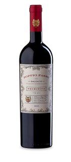 Die Flasche Doppio Passo Primitivo aus dem Jahr 2018 hat ein ansprechendes Etikett, das die Herkunft und Qualität des Weins betont.