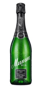 Eine grüne Sektflasche mit dem Etikett 'Mumm & Co.' und der Aufschrift 'Extra Dry', beschlagen mit Wassertropfen.