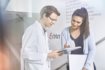 Zwei Personen im Gespräch über einen Text