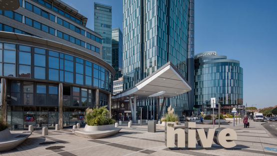 Wien: Moderne Architektur prägt die Fassade des Gebäudes, während der Schriftzug 'hive' im Vordergrund hervorsticht.