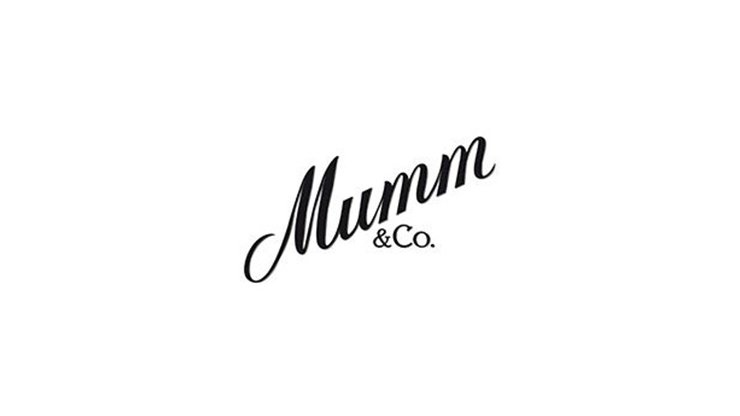 Das elegante Logo von Mumm & Co. zeigt geschwungene Schriftzüge in Schwarz auf einem weißen Hintergrund.