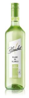 Eine grüne Flasche mit dem Etikett 'Blanchet Blanc de Blancs', die halb trocken ist, steht auf einem reflektierenden Untergrund.