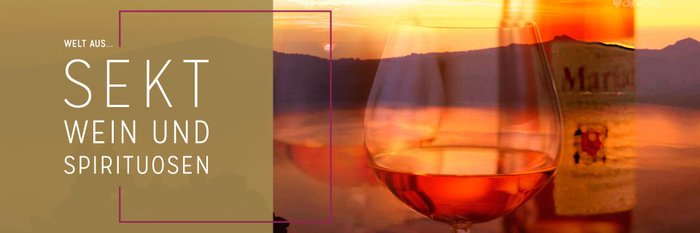 Genuss von Sekt, Wein und Spirituosen bei Sonnenuntergang