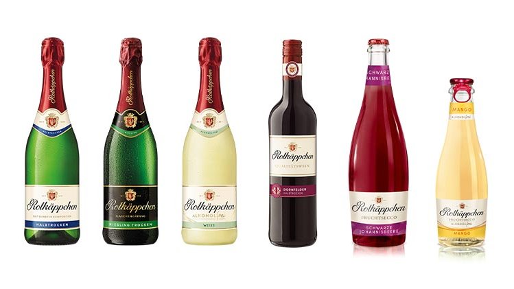 Sechs Flaschen von Rotkäppchen Sekt in verschiedenen Geschmacksrichtungen, darunter trocken, halbtrocken und fruchtig.
