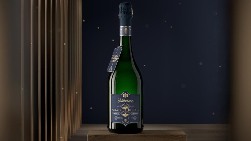 Die Flasche mit dem Etikett 'Geldermann Grande Reserve' strahlt in einem stilvollen Ambiente, ideal für festliche Anlässe.
