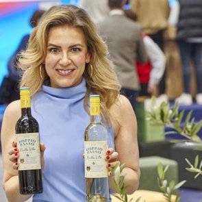 Silvia Wiesner hält zwei Flaschen Doppio Passo Bella Vita in die Kamera
