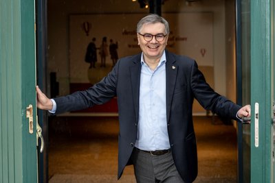 Christof Queisser öffnet die Flügeltüren zur Erlebniswelt