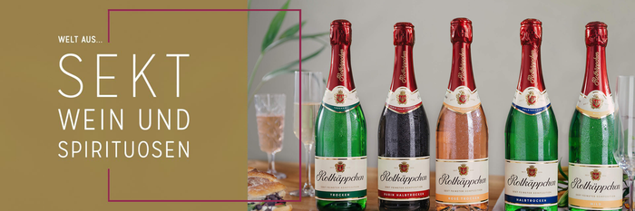 Eine Auswahl an Rotkäppchen-Sektflaschen in verschiedenen Sorten steht auf einem Tisch, umgeben von Gläsern und Snacks.