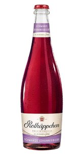 Eine Flasche Rotkäppchen Fruchtsecco in leuchtendem Rot, beschriftet mit 'Schwarze Johannisbeere' und 'alkoholfrei'.