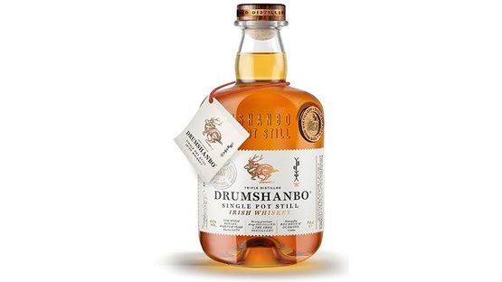 Eine Flasche Drumshanbo Irish Whiskey steht auf einem weißen Hintergrund, mit einem klaren, goldenen Inhalt und einem Etikett.