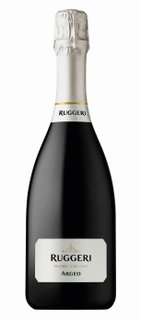 Eine elegante Flasche Ruggeri Prosecco DOC Argeo mit einem glänzenden Etikett und einem schimmernden Korken.