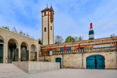 Historisches Gebäude mit einem beeindruckenden Turm und einer großen Flasche