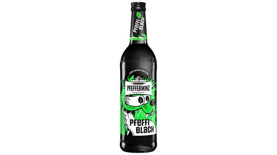 Eine schwarze Flasche mit auffälligem, grünem Etikett, das den Namen 'Pfefferminz' und 'Pfeffi Black' zeigt.