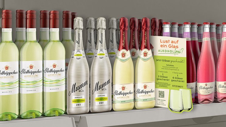 Eine Auswahl an alkoholfreien Weinen und Schaumweinen auf einem Regal, darunter Rotkäppchen und Mumm.