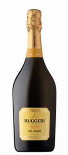 Die Flasche Ruggeri Giallo Oro Prosecco strahlt Luxus aus, mit einem goldenen Etikett und einer stilvollen Form.