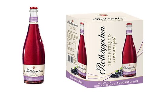 Eine Flasche Rotkäppchen Fruchtsecco steht neben einer Verpackung, die schwarze Johannisbeere als Geschmacksrichtung zeigt.