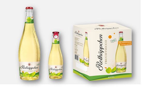 Eine Flasche Rotkäppchen Fruchtsecco Apfel steht neben einer kleineren Flasche und einer Verpackung im Hintergrund.