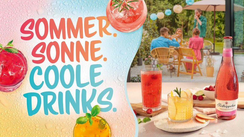 Bunte Sommerdrinks stehen auf einem Tisch, umgeben von frischen Früchten und einer Flasche Fruchtsecco.