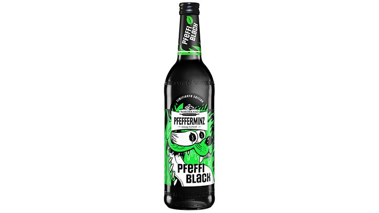 Eine schwarze Flasche mit auffälligem, grünem Etikett, das den Namen 'Pfefferminz' und 'Pfeffi Black' zeigt.