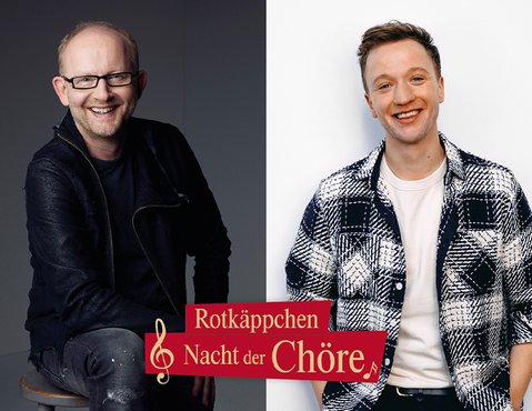 Ein lächelnder Mann in einem karierten Hemd steht neben einem anderen Mann mit Brille, während ein rotes Logo im Vordergrund sichtbar ist.