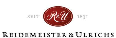 Das Logo von Reidemeister & Ulrichs zeigt den Schriftzug in eleganter Schriftart auf rotem Hintergrund.