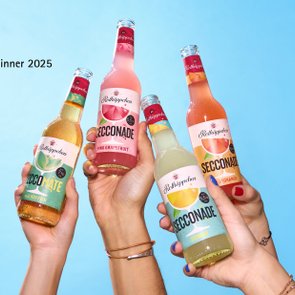 Alle vier Secconade-Sorten werden von Händen in den Himmel gehalten und der Red Dot Design Award ist abgebildet