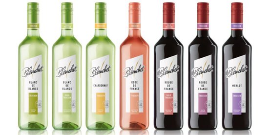 Die Anordnung von Weinflaschen umfasst Weiß-, Rosé- und Rotweine, alle mit einem eleganten Design und dem Schriftzug 'Blanchet'.