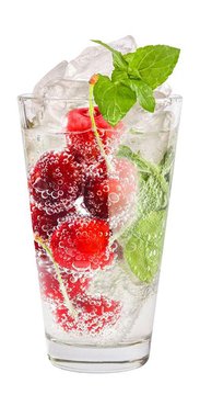 Ein Glas mit sprudelndem Wasser, gefüllt mit frischen Himbeeren und Minzblättern, umgeben von Eiswürfeln.