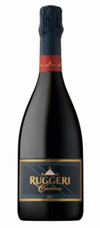 Eine elegante Flasche Ruggeri Cartizze Brut mit einem stilvollen Etikett und einem schwarzen Korken, ideal für besondere Anlässe.