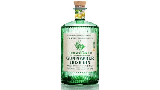 Die Flasche Drumshanbo Gunpowder Irish Gin zeigt ein elegantes Design mit vertikalen Rillen und einem frischen Zitrus-Thema.