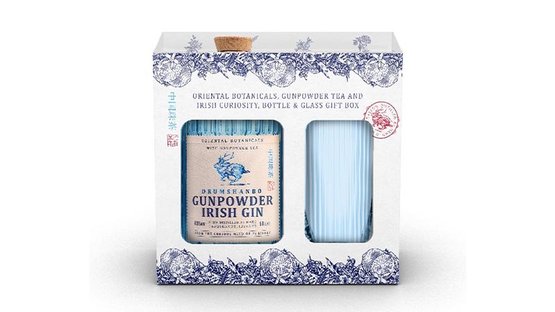 Ein ansprechendes Geschenkset mit Gunpowder Irish Gin und einem Glas, verpackt in einer kunstvoll gestalteten Box.