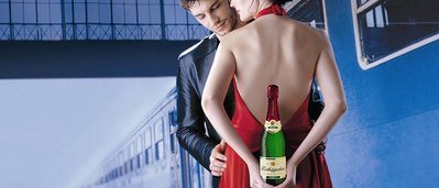 Elegantes Paar mit Sektflasche in der Hand